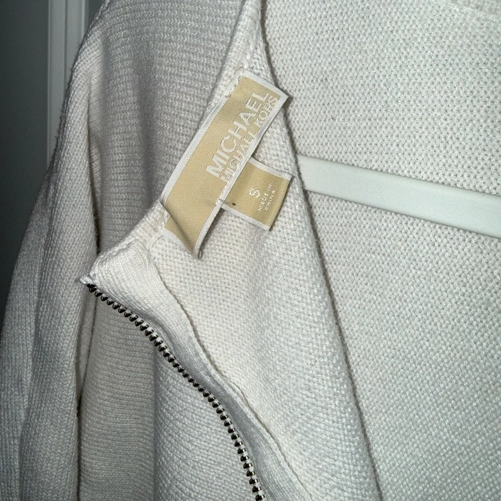Micheal Kors Women White Crew neck sweater with zip up back top size Small